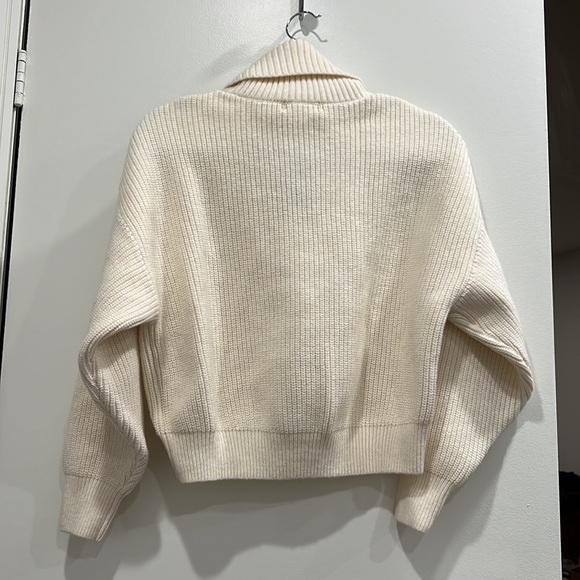 NWT H&M cropped sweater with pearl detail - Picture 3 of 4